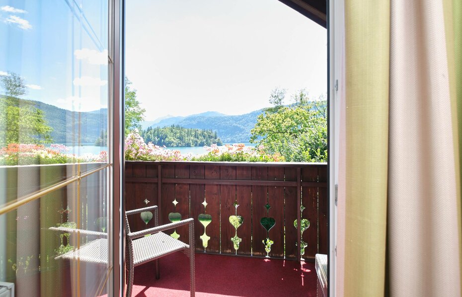 Single room at lake Wolfgangsee - with balcony