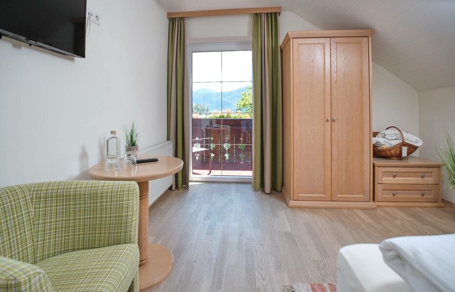 Single room at lake Wolfgangsee - with balcony