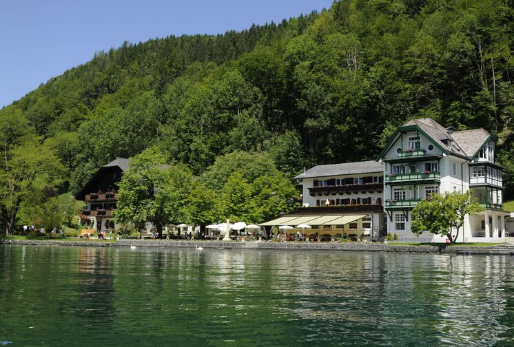 Boat trip on vacation at Lake Wolfgangsee. Hotel Fürberg.