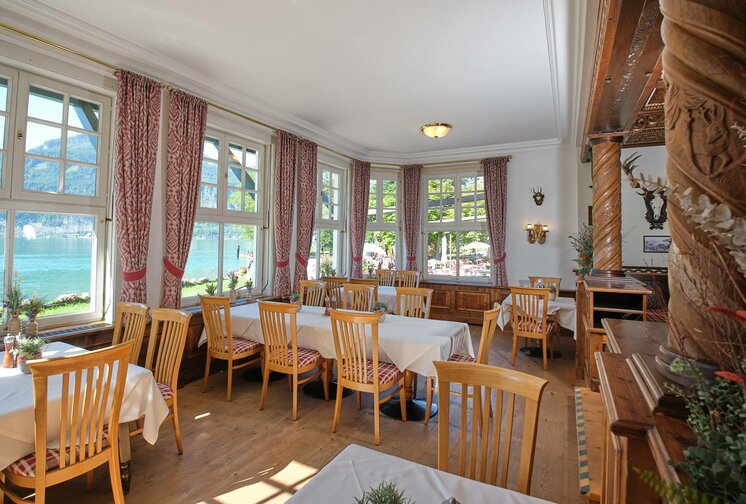Gasthof on lake Wolfgangsee with nice parlor & garden
