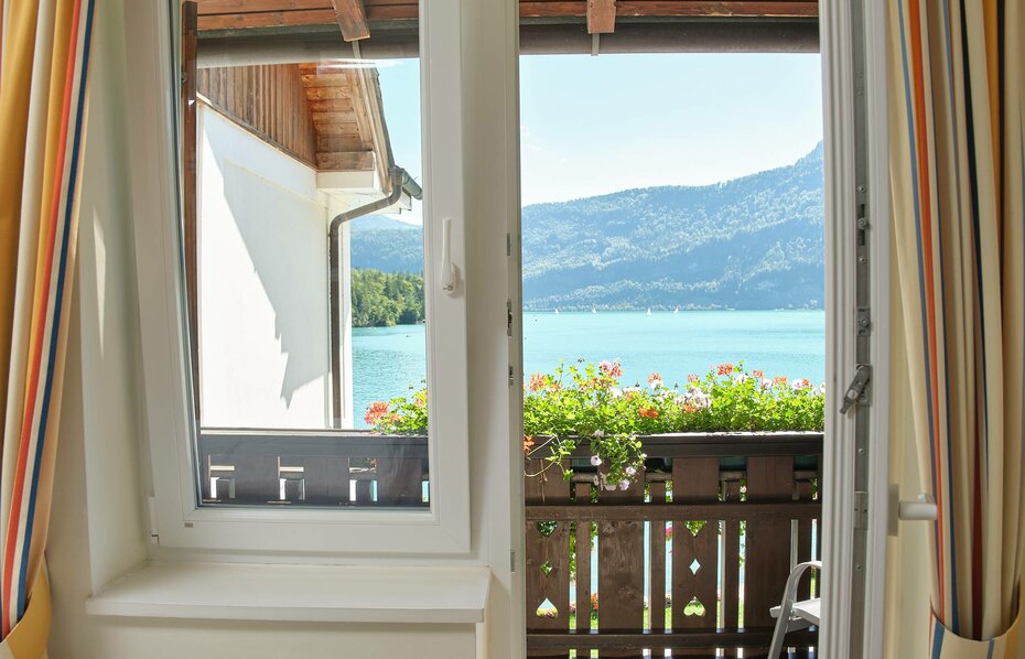 Single room at lake Wolfgangsee - with balcony