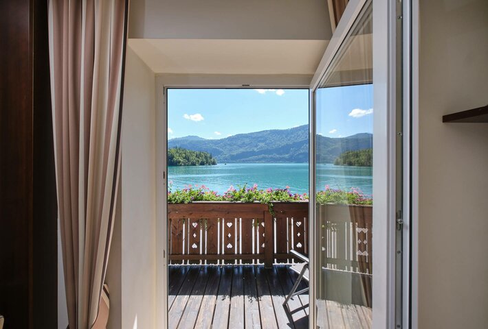 Double room Salzburger Land - with balcony by the lake